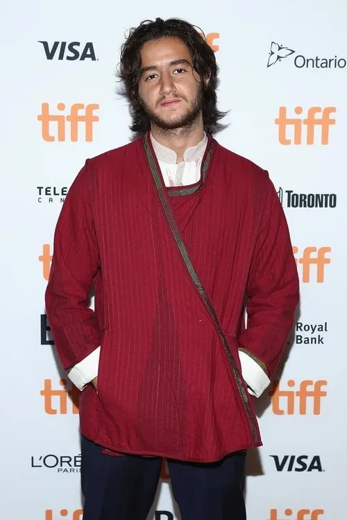 Ahmed Malek interpretando a Hanif