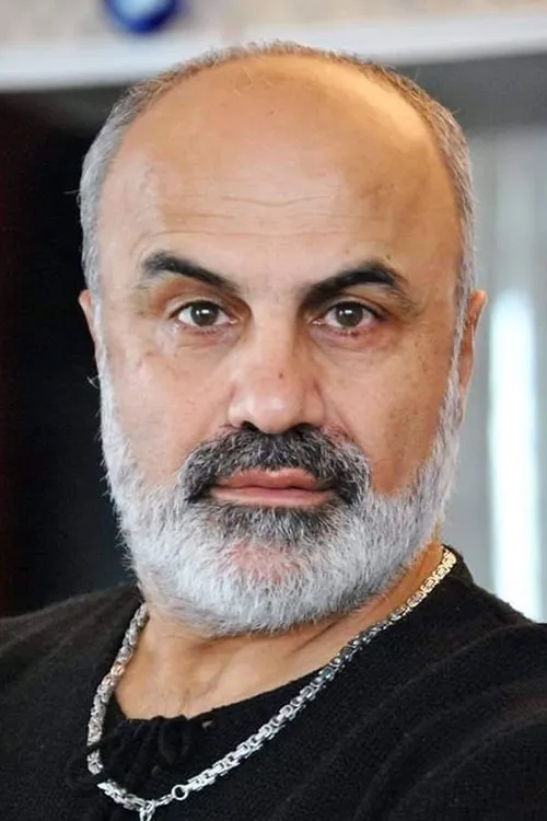 Ahmet Oztürk interpretando a Butler