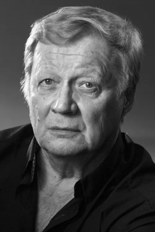 Ahti Jokinen interpretando a Mikon Isä