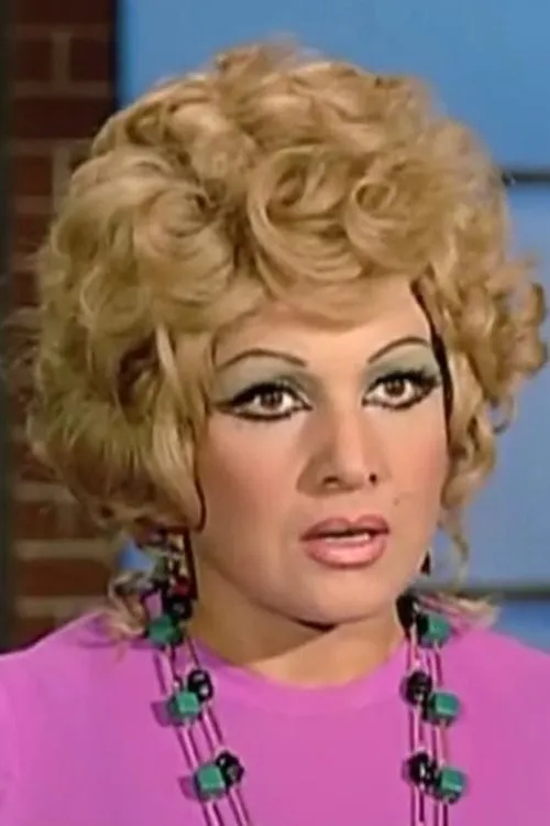 Aida Kamel interpretando a Fawaakeh Bint Hussein