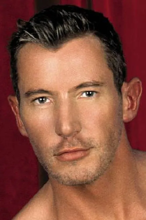 Aiden Shaw interpretando a 