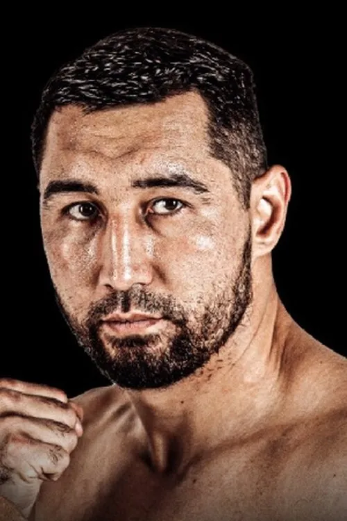 Aidos Yerbossynuly interpretando a Self