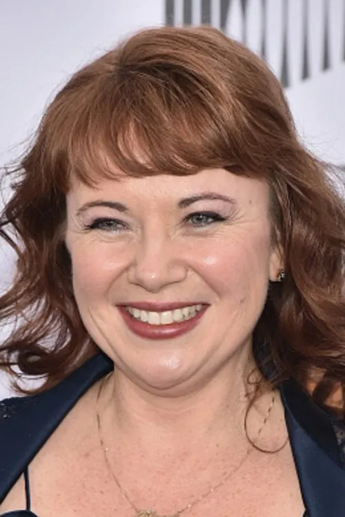 Aileen Quinn interpretando a School Secretary