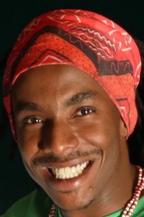 Aílton Carmo interpretando a Besouro