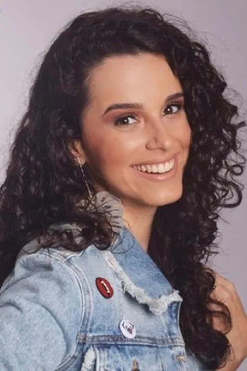 Aimee Espinosa interpretando a Miss Sandy