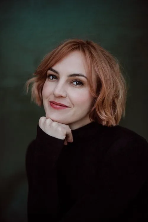 Ainslie Clouston — personaje: Ann