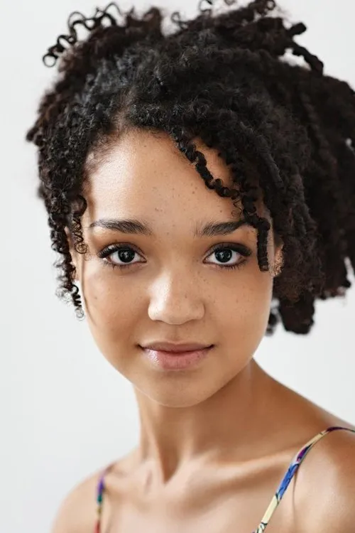 Aisha Dee interpretando a Cara