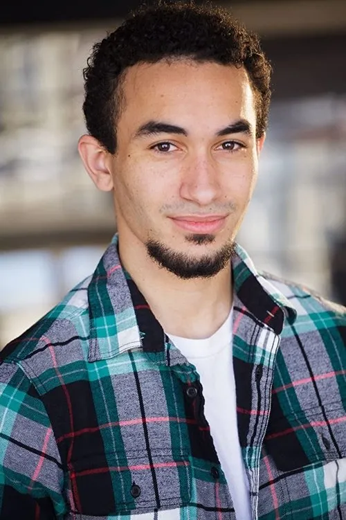 AJ Newman interpretando a Kingston Carter-Cambell