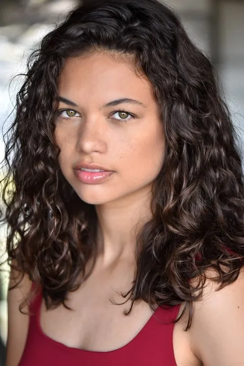 Aja Bair interpretando a Mikey