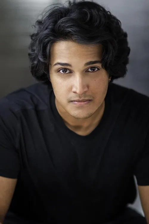 Ajay Bharti interpretando a Waiter