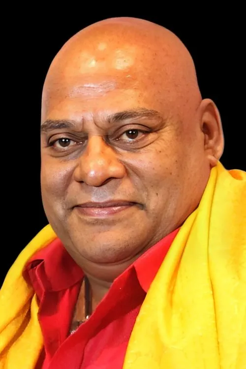 Ajay Ghosh interpretando a 