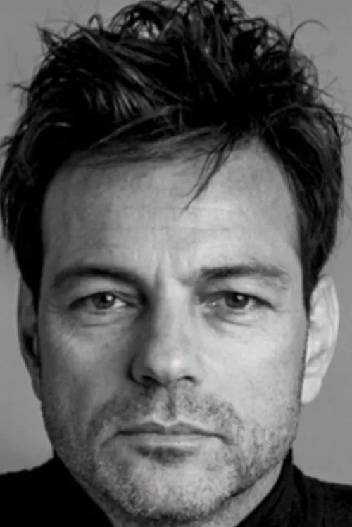 Aki Avni interpretando a Julio