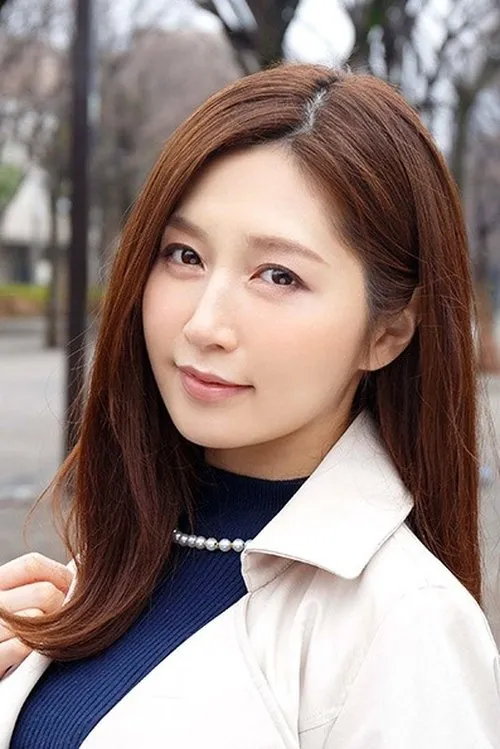 Aki Sasaki interpretando a