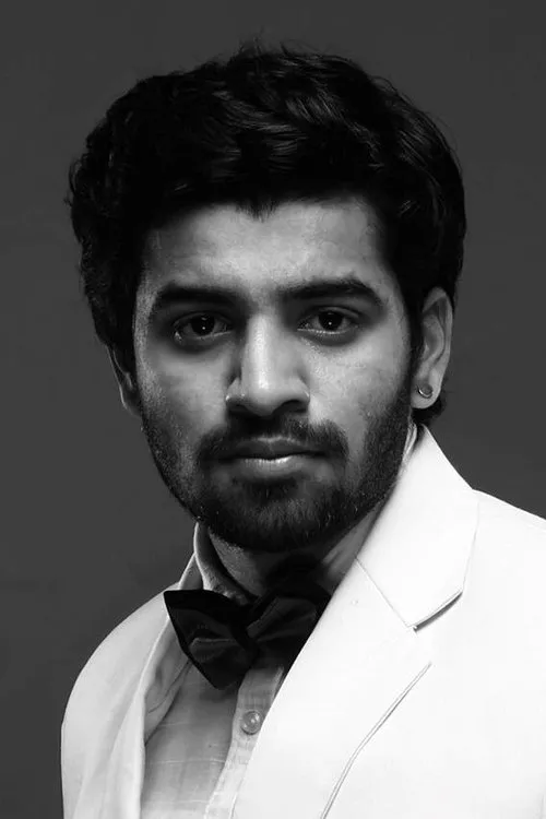 Akilan interpretando a 