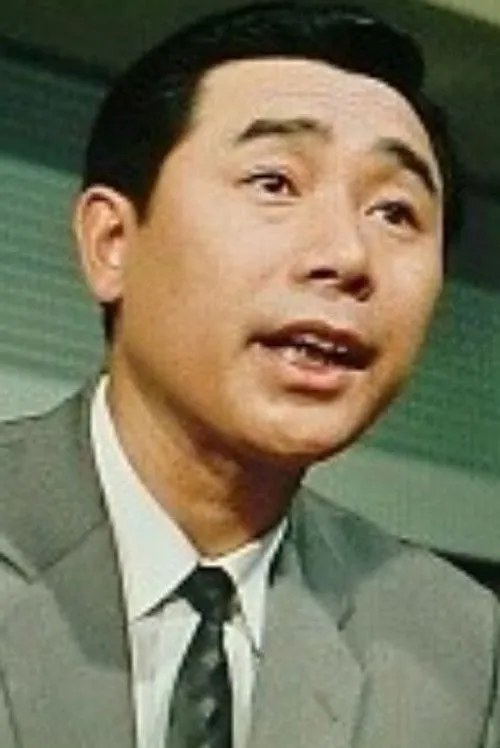 Akira Hitomi interpretando a