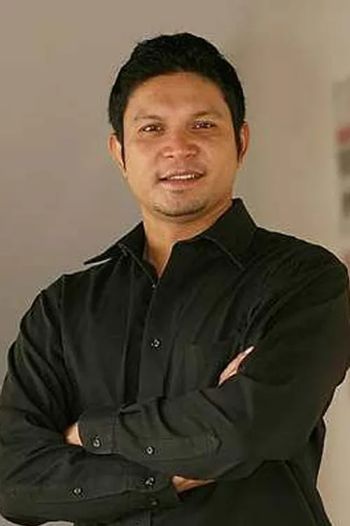 Ako Mustapha interpretando a 