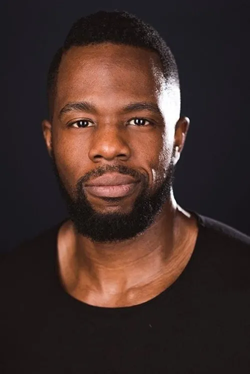 Akron Watson interpretando a Bacon