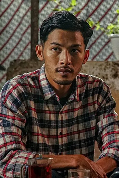 Aksara Dena interpretando a Tarjo