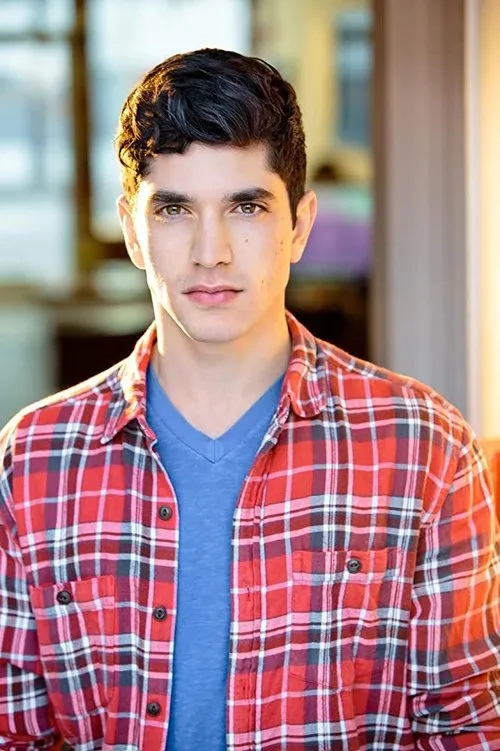 Al Calderon interpretando a Alfred