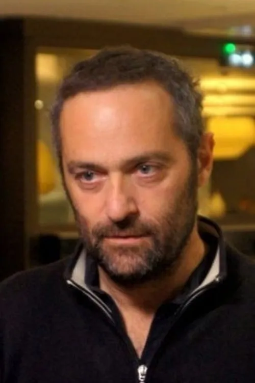 Alain Artur interpretando a Journalist