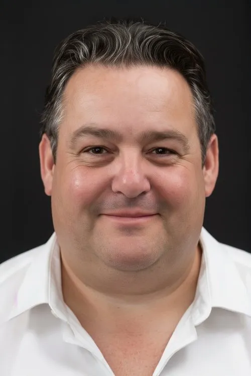 Alain Flick interpretando a The commissioner