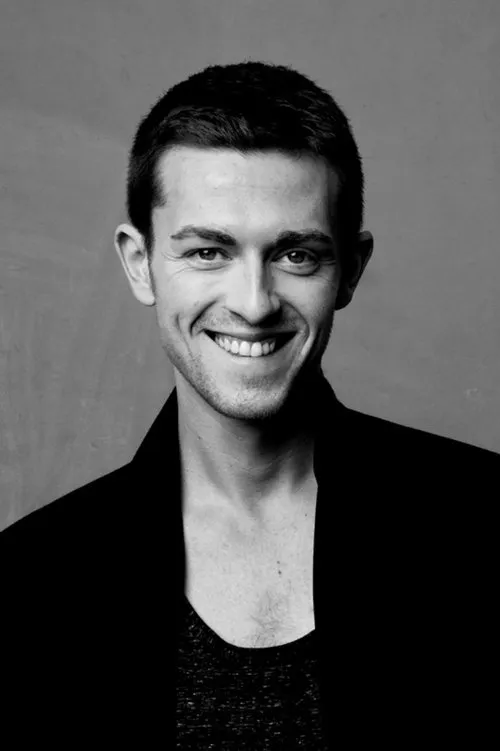 Alan Burgon interpretando a Orlando