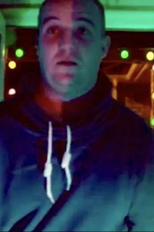 Alan Clinch interpretando a Whacker