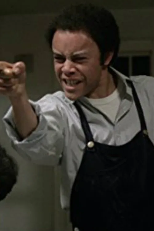 Alan Igbon interpretando a Loggo Logmond