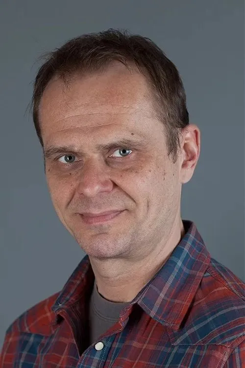 Alan Katić interpretando a Priest