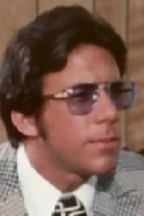 Alan Marlow interpretando a Steven