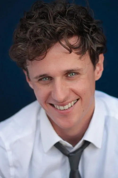 Alan Morrissey interpretando a Johnny