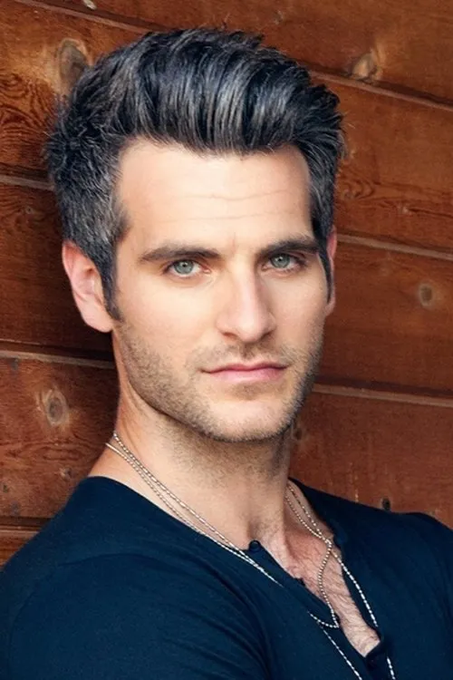 Alan Powell interpretando a Wil