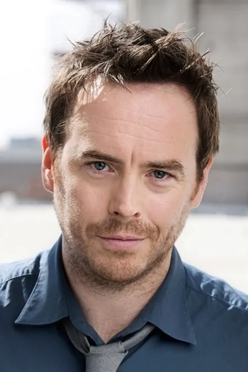 Alan Smyth interpretando a Hugo