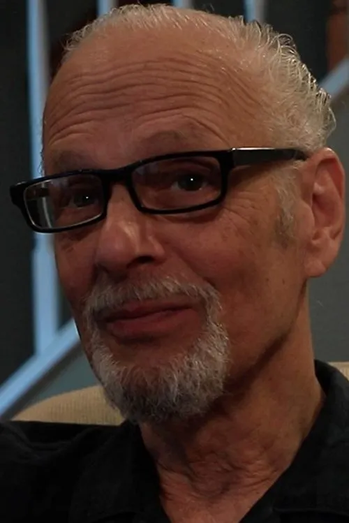 Alan Strawser interpretando a Uncle Al