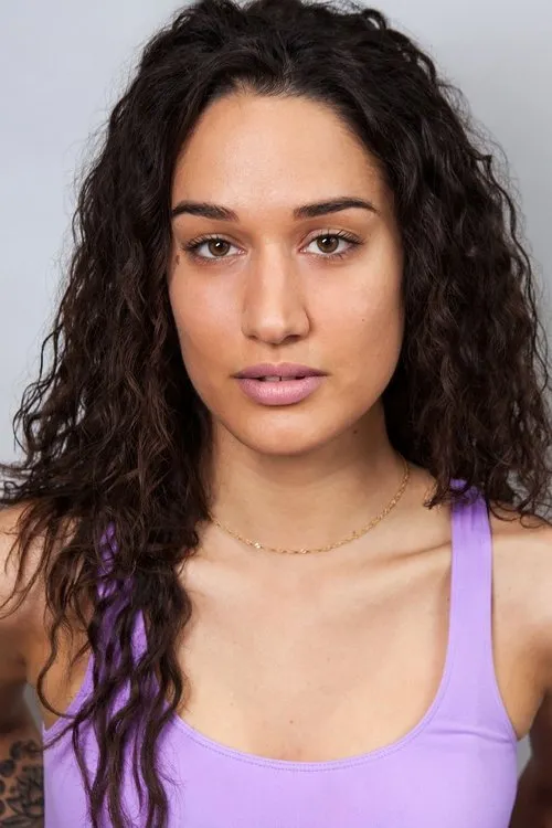 Alana-Ashley Marques interpretando a Nush