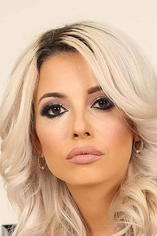 Alana Luv interpretando a (archive footage)