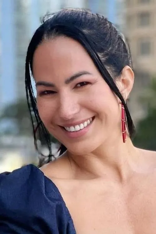 Alba Galindo interpretando a Chica playa