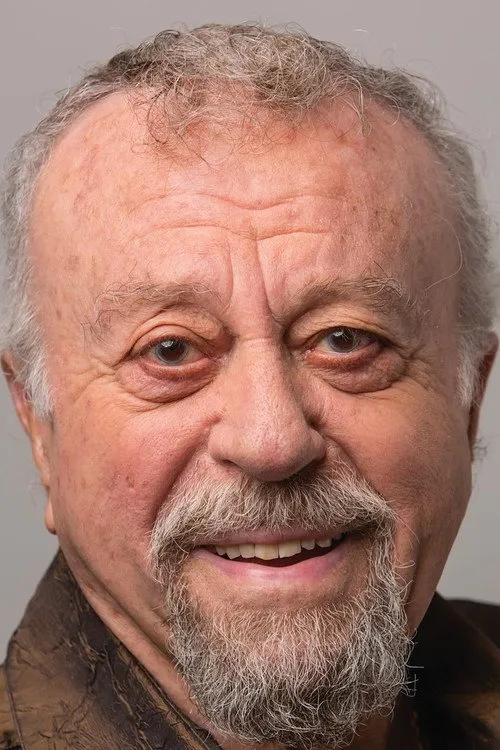 Albert Cohen interpretando a Dr. Gilad