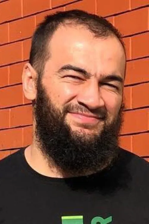 Albert Duraev interpretando a Self