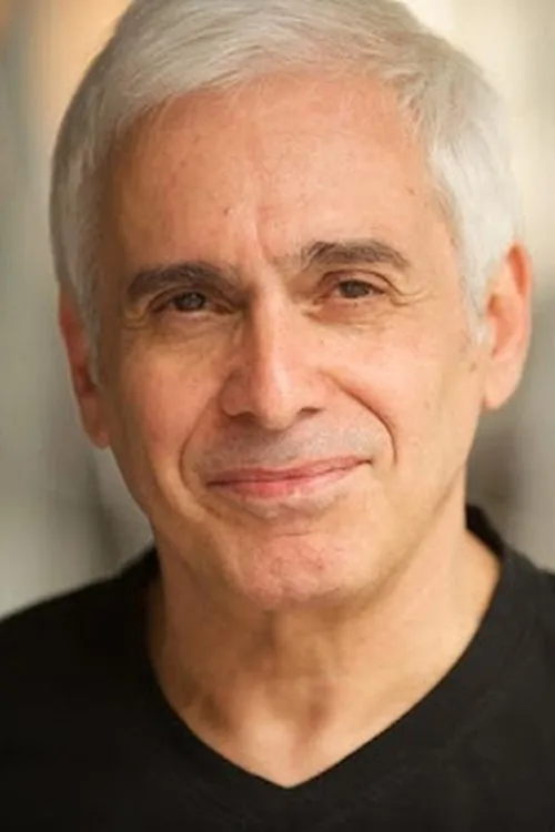 Albert Insinnia interpretando a Ricci