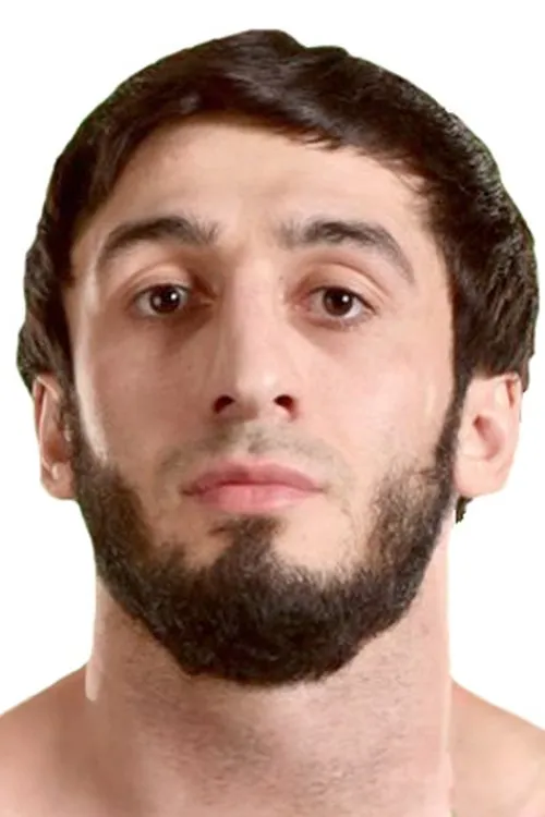 Albert Khamkhoev interpretando a Self