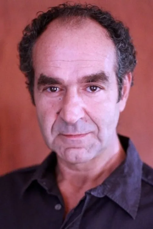 Albert Pérez interpretando a Román