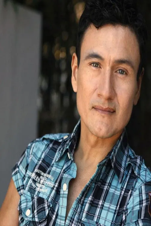 Albertossy Espinoza interpretando a Rune