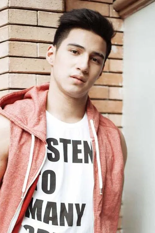 Albie Casiño interpretando a 