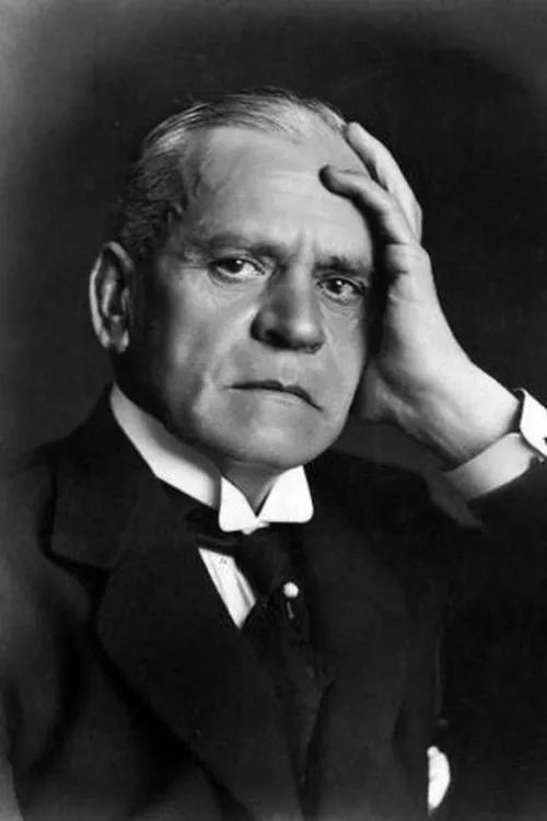 Albin Lavén interpretando a Charles Schwitt