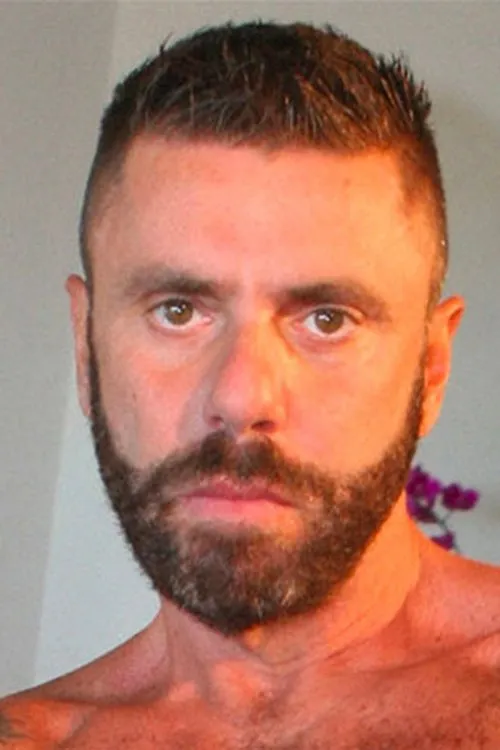 Ale Tedesco interpretando a (archive footage)