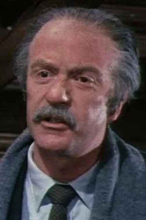 Alec Cawthorne interpretando a Inspector Doppler