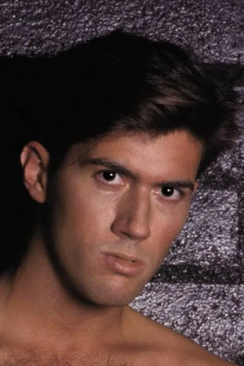 Alec Danes interpretando a