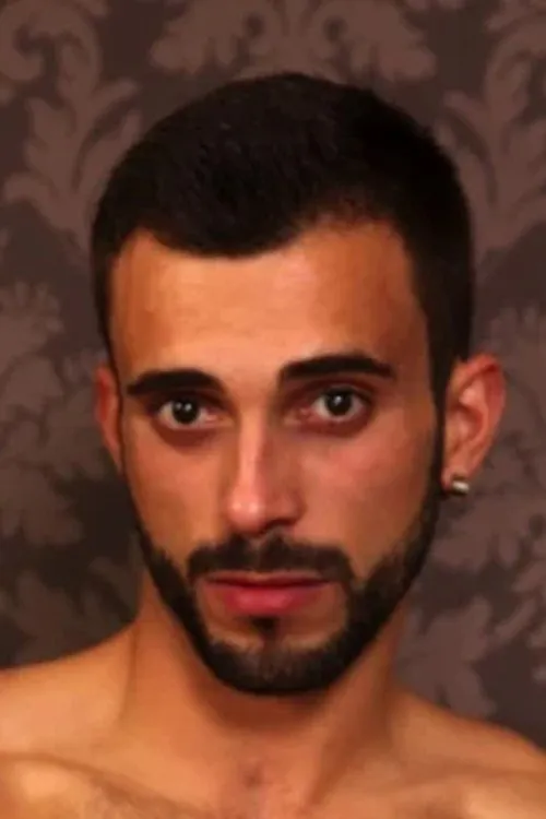 Alec Hill interpretando a (archive footage)