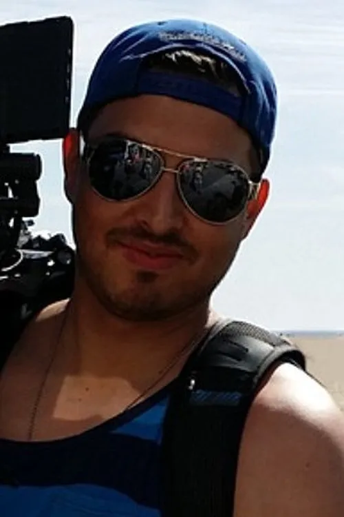 Alec Justin Henderson interpretando a Sunset Playboy